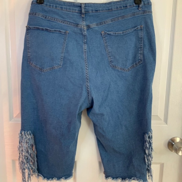 CAPRI DISTRESSED FRINGE JEANS PLUS SIZE 4X - Picture 5 of 9